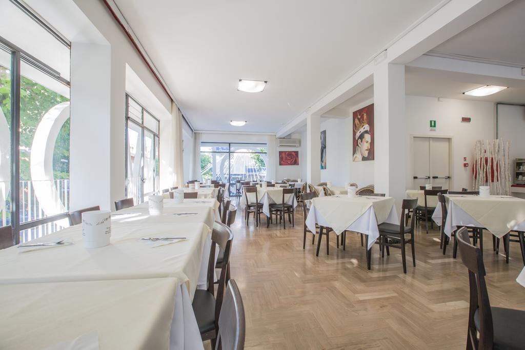 Hotel Hollywood Riccione Luaran gambar