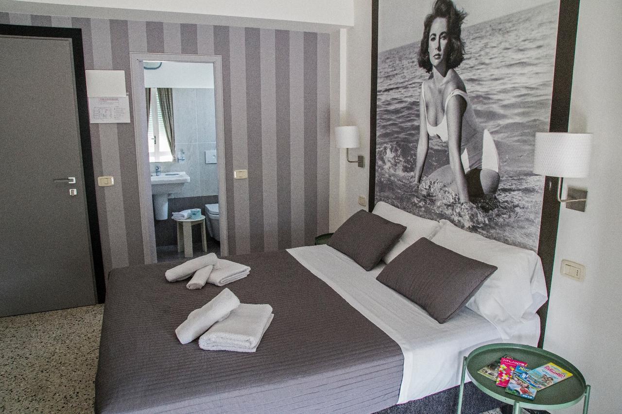 Hotel Hollywood Riccione Luaran gambar