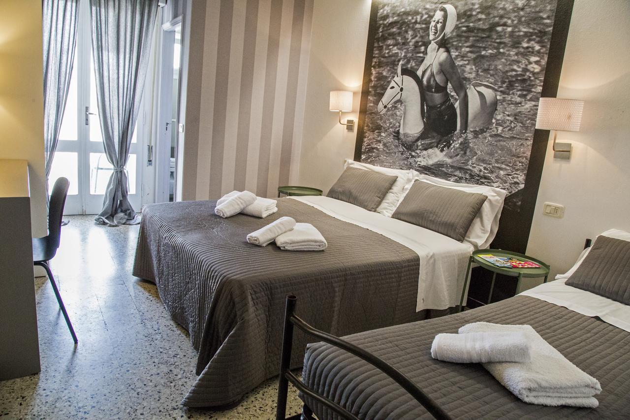 Hotel Hollywood Riccione Luaran gambar