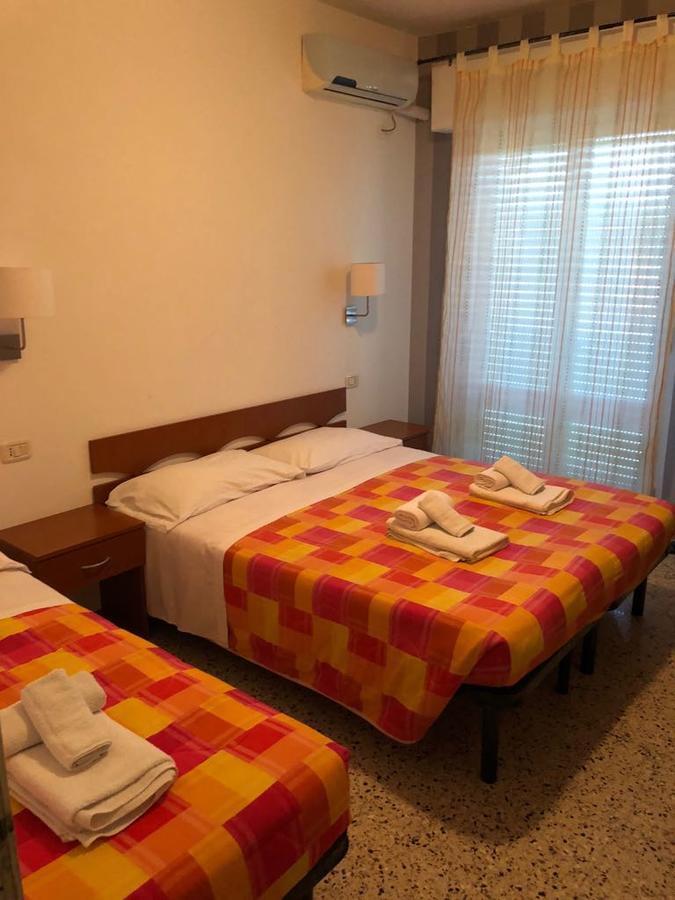 Hotel Hollywood Riccione Luaran gambar
